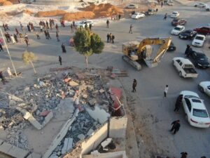 تواصل أعمال إزالة المباني المخالفة من قبل إنفاذ القانون ببني وليد