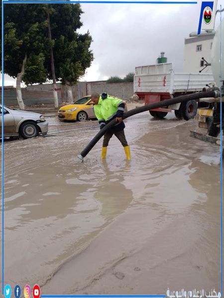 تواصل أعمال شفط مياه الأمطار في العديد من شوارع طرابلس ومناطقها