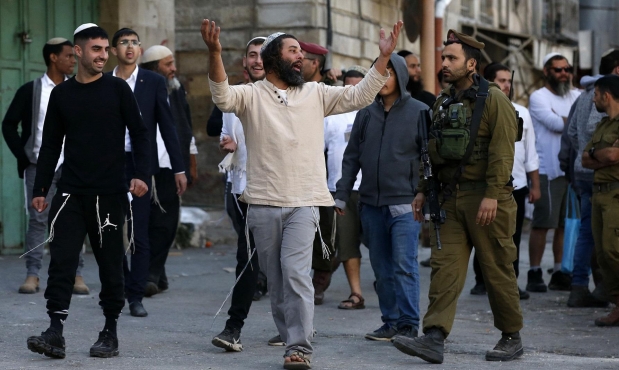 عشرات المستوطنون الاسرائيليون يهاجمون بلدة حوارة