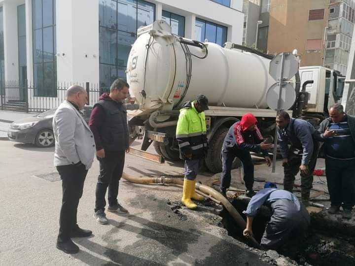 بدء أعمال الصيانة لخط مياه صرف في محلة عين الدوارة ببلدية طرابلس المركز