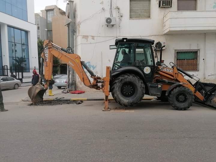 بدء أعمال الصيانة لخط مياه صرف في محلة عين الدوارة ببلدية طرابلس المركز