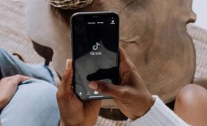 تيك توك تقرر تحذير مستخدميها بعد 60 دقيقة من بدء تصفح التطبيق