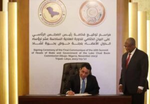المنفي يوقع البيان الختامي للدورة العادية الـ 16 لرؤساء الدول الأعضاء بلجنة حوض بحيرة تشاد
