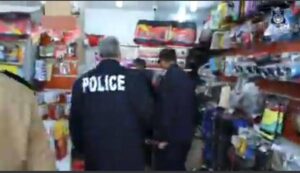 حملة أمنية على محلات كماليات السيارات وتعتيم الزجاج وإقفالها