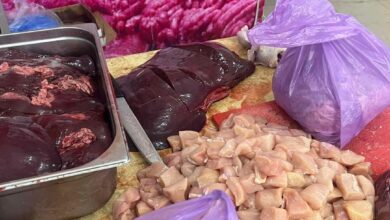 دجاج ولحم متعفن في جولات الرقابة على بعض محلات الجزارة في طريق الشوك أول أيام الشهر الكريم