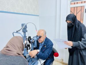 فريق طبي زائر يستعد لزراعة 20 قرنية لمرضى بمركز البيضاء