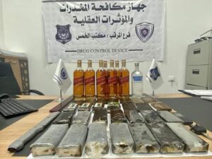 مروج مخدرات بحوزته 26 قطعة من مخدر الحشيش و 8 زجاجات خمور مستوردة