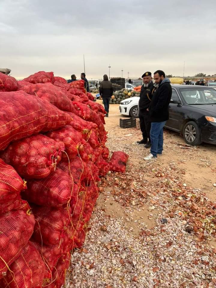 جهاز الحرس البلدي أبوسليم يتلف كميات كبيرة من البصل المصري المتعفن