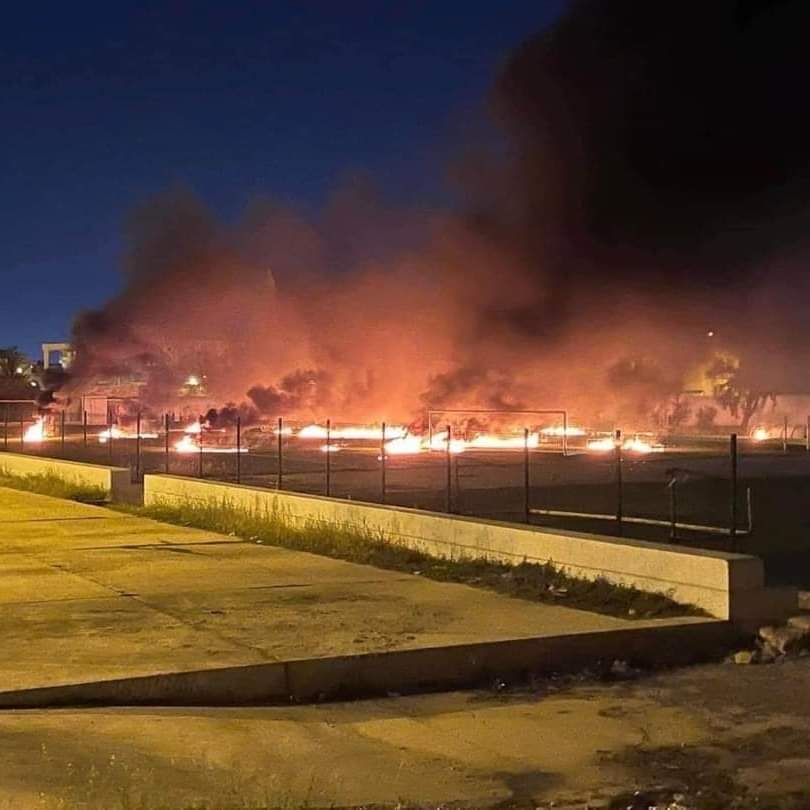محتجون من جماهير الأهلي بنغازي تحرق أرضية ملعب النادي بالزيتون ويطالبون باستقالة السعيطي