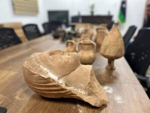 مراقبة آثار شحات تستلم قطع آثرية مسروقة عددها 174 قطعة