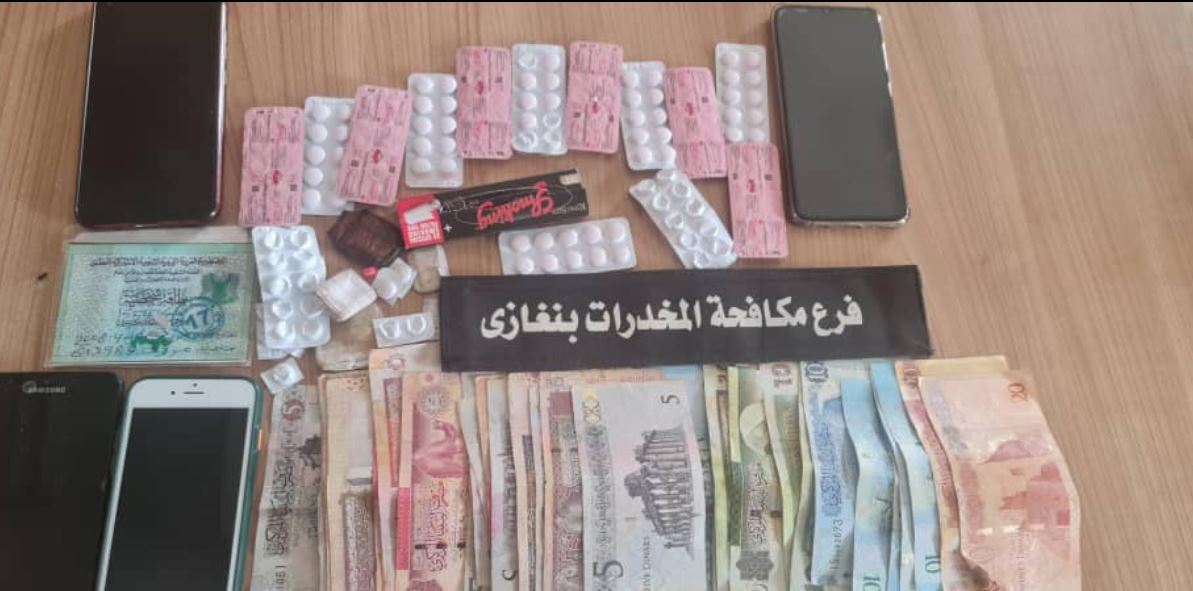 القبض في بنغازي على رجل وامرأة ليبيان يتاجران في الأقراص المخدرة 
