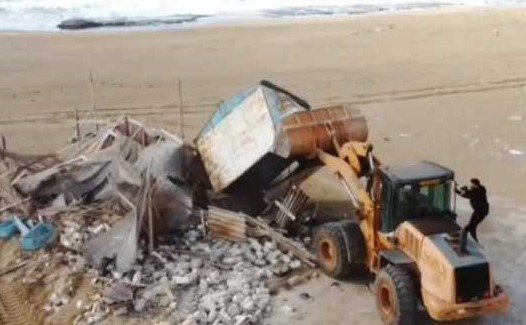 أمن بنغازي يقوم بحملة إزالة المباني العشوائية على شواطئ الصابري