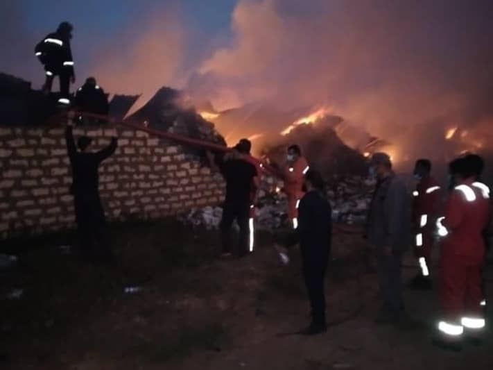 عاجل// حريق يأتي على مخزن للمواد والمعدات الطبية بمنطقة بن غشير "فندق الشريف" ولازالت النيران تشتعل.