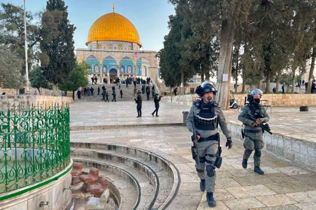 القدس الشرقية: قوات الاحتلال الإسرائيلي تعتقل نحو 400 من الفلسطينيين من المسجد الأقصى