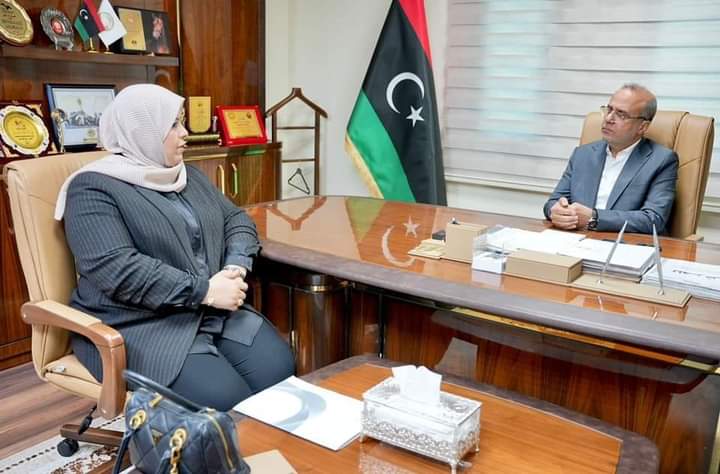 وزارة الشؤون الاجتماعية تبحث صرف منحة المهجرين و مخصصات الأسر الليبية
