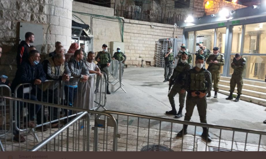 قوات الاحتلال الاسرائيلي تمنع رفع الآذان وتغلق المسجد الإبراهيمي أمام المصلين