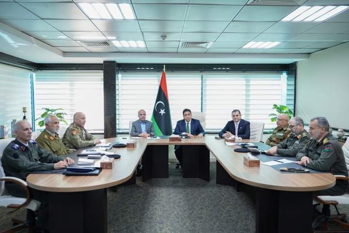 القائد الأعلى للجيش يلتقي رئيسي الحكومة والأركان العامة وأعضاء لجنة 5+5