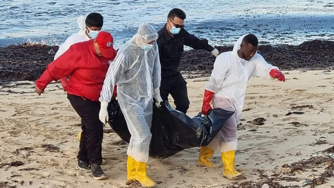انتشال 34 جثة لمهاجرين بعد غرق قاربهم على شواطئ صبراتة