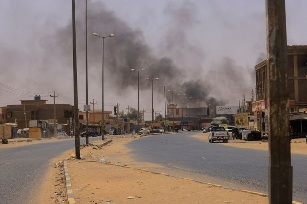اشتباكات السودان.. تبادل الاتهامات بخرق الهدنة الجديدة واستمرار إجلاء الأجانب 