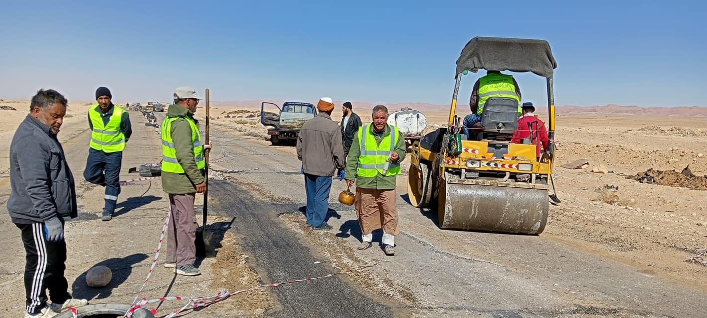 فريق عمل تطوعي يشرع في صيانة طريق ودان أبو نجيم