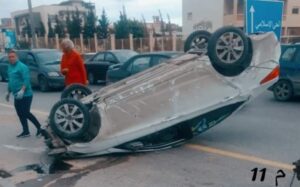 حادث يؤدي لانقلاب سيارة بالطريق السريع