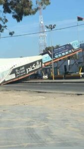 شاحنة تتسبب في انهيار بوابة الدافنية