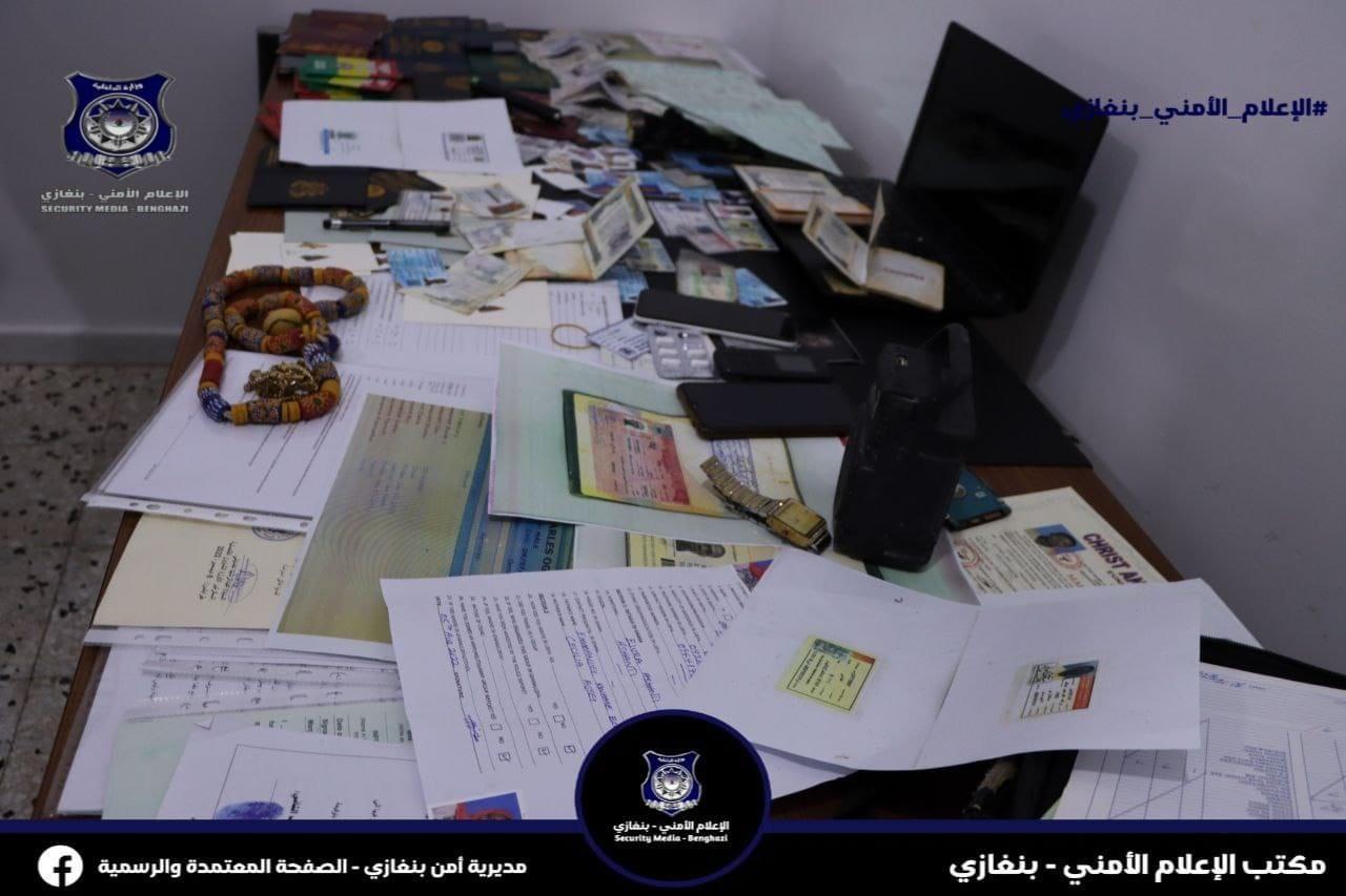 ضبط شخص غاني الجنسية يقوم بتزوير جوازات سفر ومُستندات رسمية لأفراد من الجالية الغانية بمدينة بنغازي