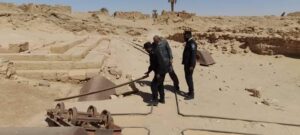 ضبط أشخاص يقومون بسرقة السكة الحديدية من داخل مدينة جرمة الأثرية
