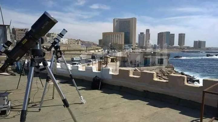 بالصور استعدادات وتجهيزات فريق الرصد في طرابلس لمحاولة رصد هلال العيد