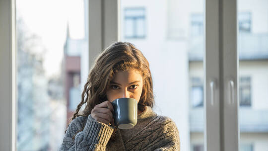 خبراء يكشفون عن أفضل أنواع التوابل لإضافتها إلى قهوة الصباح لتخفيف انتفاخ البطن