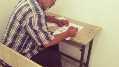 مواطن ليبي يتحدى عوائق السن ويتقدم لامتحانات إتمام مرحلة التَّعليم الأساسي