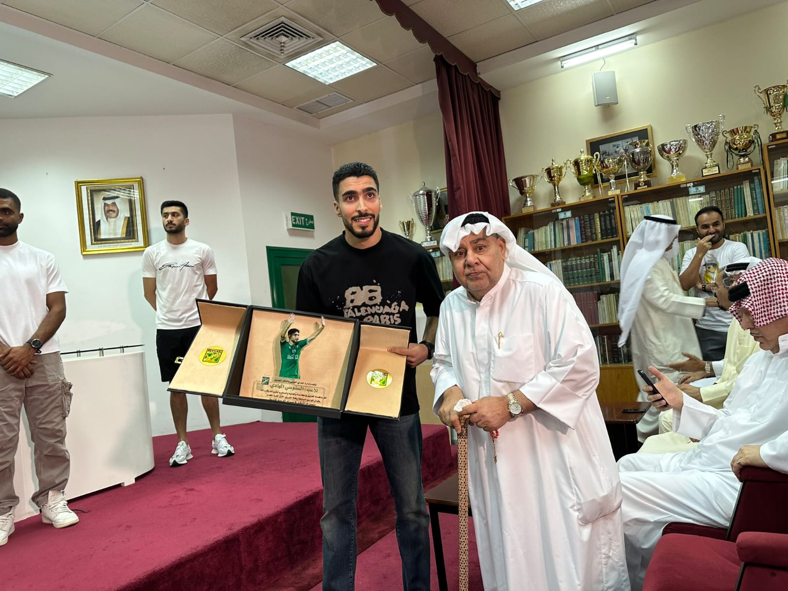 العربي الكويتي يكرم لاعبنا الدولي السنوسي الهادي في إحتفالية الحب والتقدير والعرفان بالعطاء