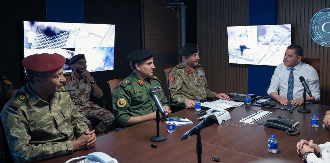 رئيس الحكومة وزير الدفاع يتابع سير العملية الأمنية الجارية مع القيادات العسكرية ألأمنية