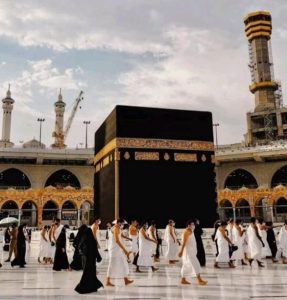 حجاج بيت الله الحرام يتوافدون إلى مشعر منى لقضاء يوم التروية