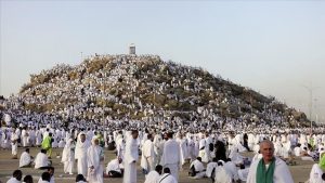 عاجل// مع غروب شمس اليوم الثلاثاء ال 9 من ذي الحجة بدأ حجاج بيت الله في وداع عرفة والنفور إلى مشعر المزدلفة لإتمام مناسك الحج