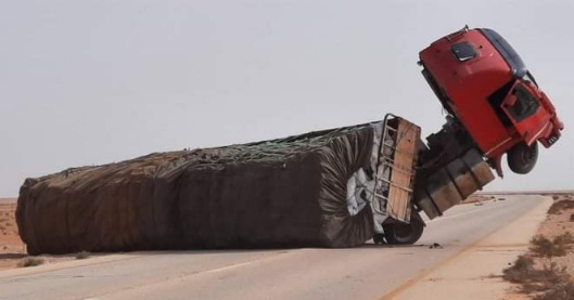 حادث غريب لشاحنة على طريق زمزم وادي بي  