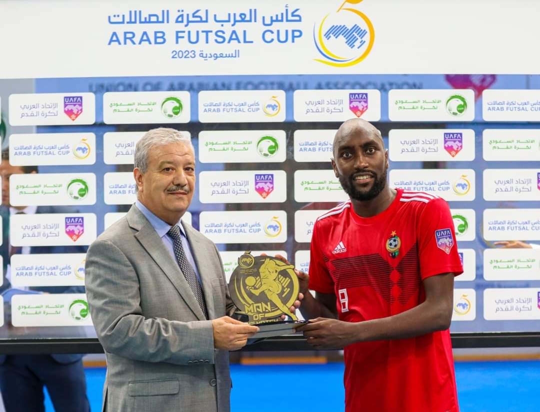 محمد خميس يتألق كأفضل لاعب في مباراة ليبيا والجزائر