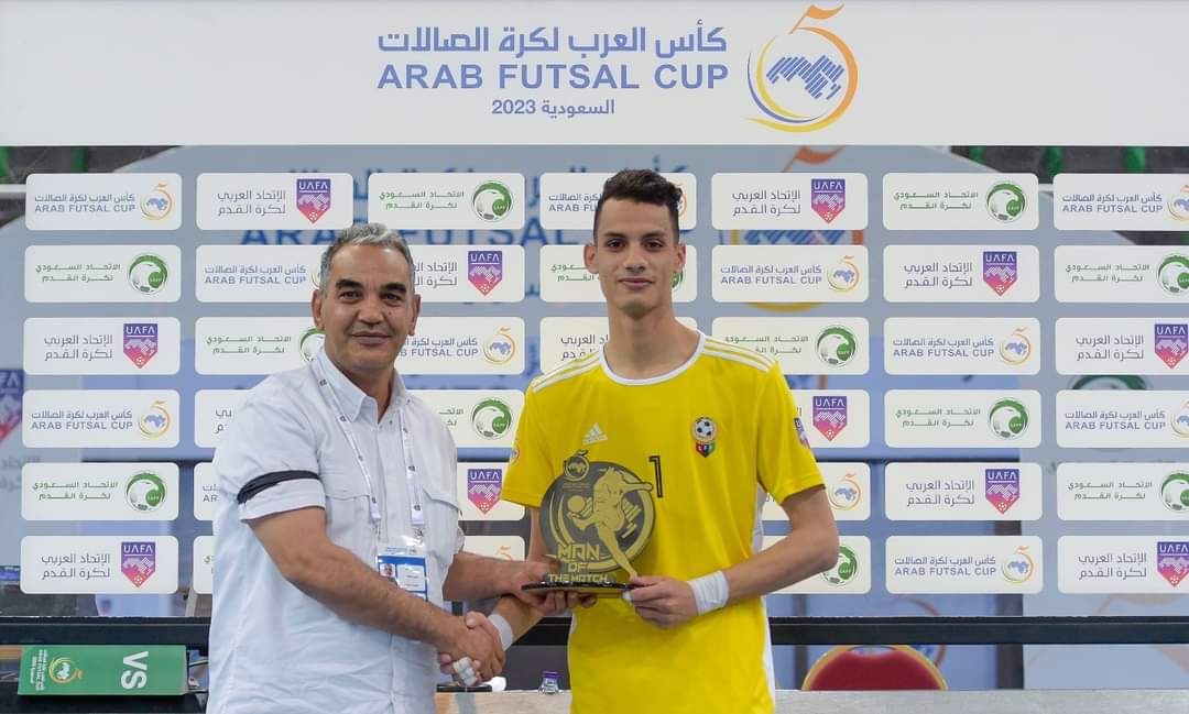 حارس المنتخب الوطني لكرة الصالات زياد عزيز يتوج بجائزة أفضل لاعب