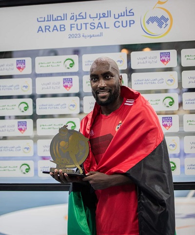 الدولي محمد خميس ينافس على جائزة عربية بكرة القدم داخل الصالات