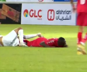 إصابة قوية للاعب وسط الأهلي عبدالله العرفي قد تنهي موسمه الكروي وتبعده عن السداسي والبطولة العربية