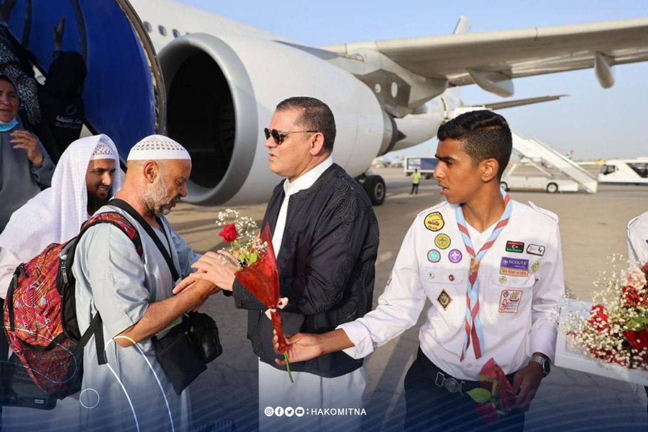 بالصور// وصول أولى أفواج الحجاج الليبيين ورئيس الوزراء عبدالحميد الدبيبة في استقبالهم بمطار معيتيقة الدولي.