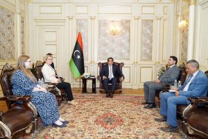 رئيس المجلس الرئاسي يبحث مع سفيرة بريطانيا آلية تنظيم الإنفاق العام