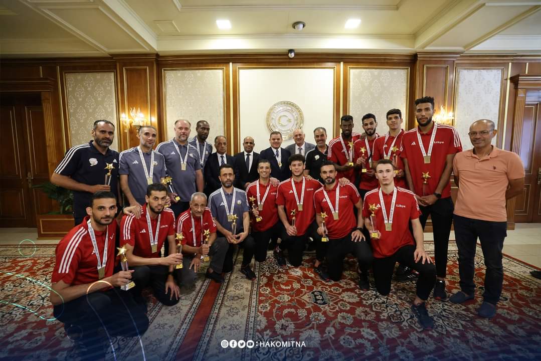في بادرة تشجيعية ودعم لأبطال الرياضة.. رئيس الحكومة يكرم المتوجين بالقلائد بالألعاب العربية