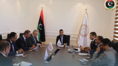 أبو جناح يلتقي وفدًا فلسطينيا ويشيد بعمق العلاقات الليبية الفلسطينية