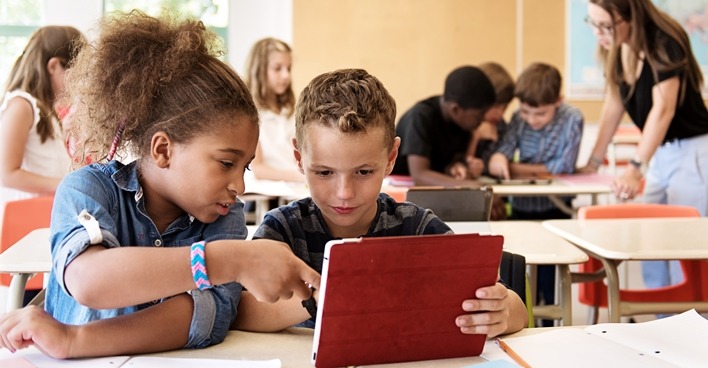 اليونسكو تحذر من استخدام طلاب المدارس للتكنولوجيا وتطالب بإخضاعها للقوانين