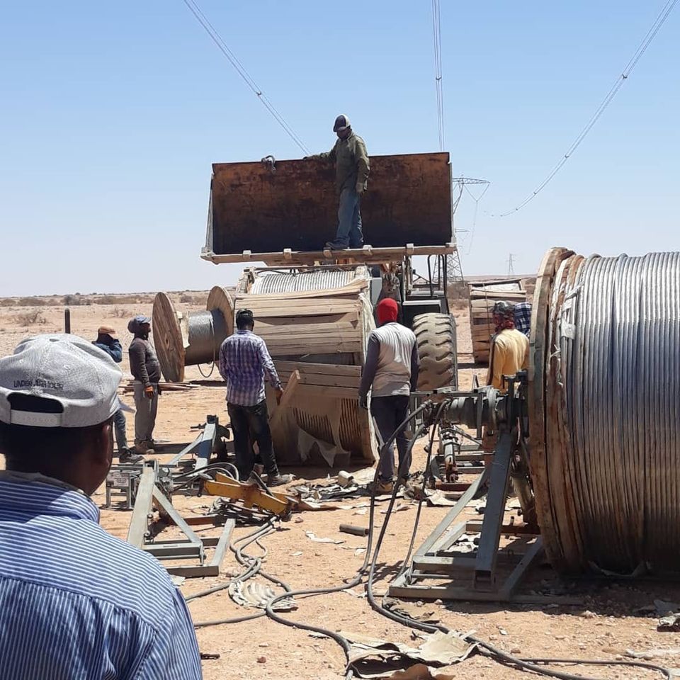 الانتهاء من تركيب الأسلاك في مشروع نقل الطاقة الرويس أبو عرقوب