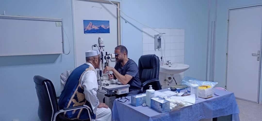 طبيب زائر يعتزم إجراء 30 جراحة للعيون بسبها الطبي