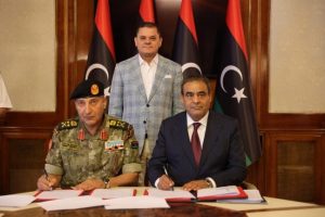 الشهوبي والحداد يوقعان اتفاقية بتخصيص مساحة من قاعدة الخمس للميناء