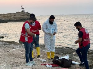 انتشال جثة مجهولة الهوية على شاطئ البحر بمرفأ ديلة البحري