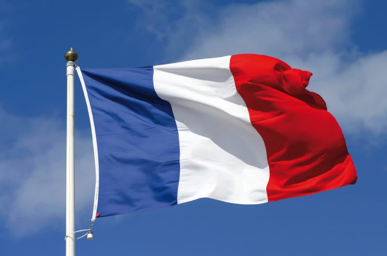 السفارة الفرنسية تنفي رسميًا تورط باريس بعمليات عسكرية في ليبيا